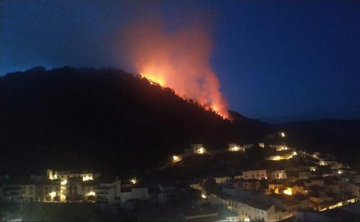Imágenes del fuego cerca de las viviendas.