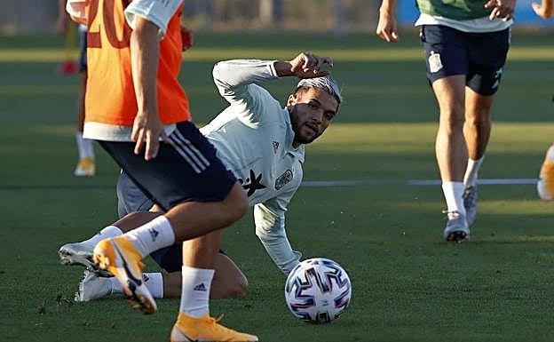 Antoñín se lanza al suelo para recuperar el balón en un entrenamiento con la selección. 