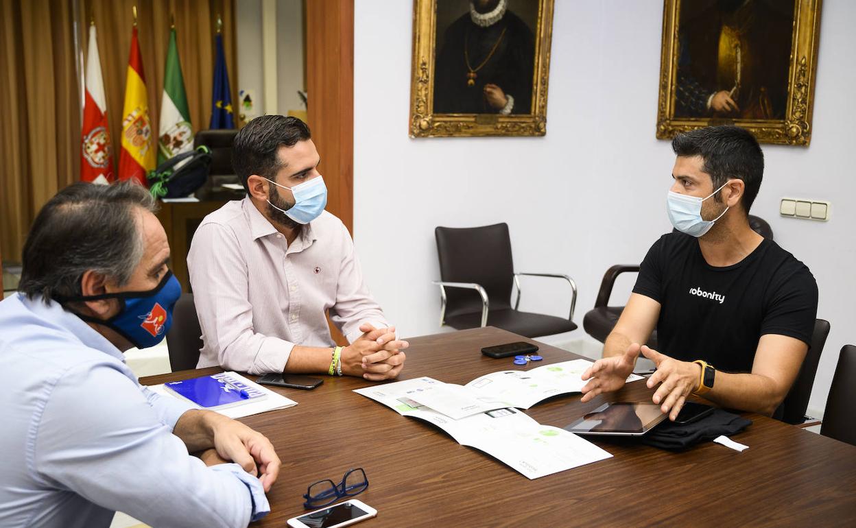 El alcalde de Almería y el edil de Agricultura recibieron la visita de Ramón González.