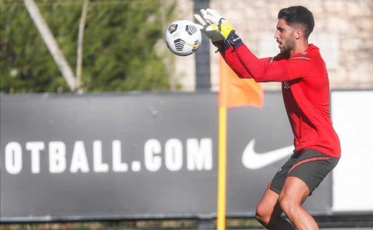 Rui Silva detiene un balón durante un entrenamiento con la Selección de Portugal. 