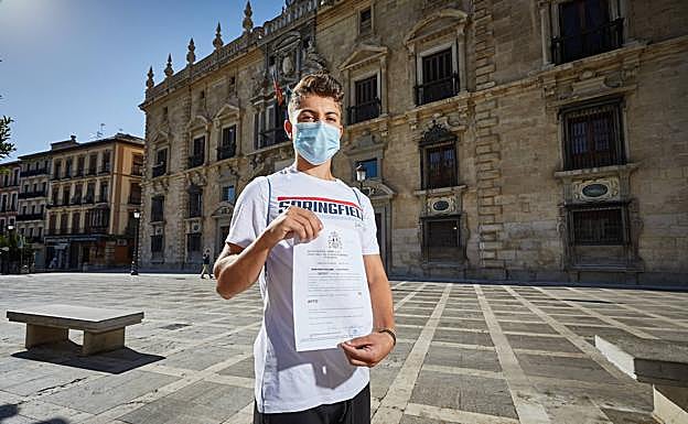 Juan Manuel Santiago muestra la resolución que le declara no apto. 