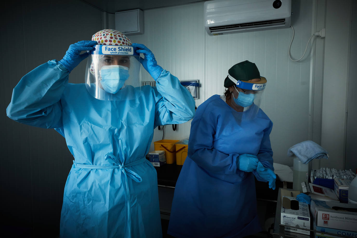 Sanitarios preparándose para hacer pruebas de coronavirus en Albolote. 