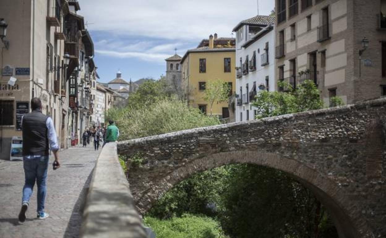 Heridas dos personas tras precipitarse al río Darro desde un puente en Granada