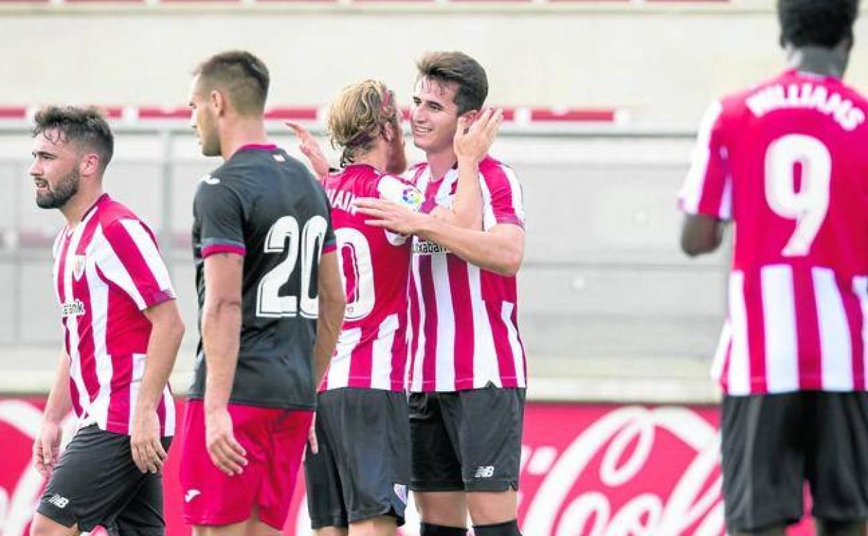 Muniaín felicita a Morcillo, han sido los más destacados del Athletic en pretemporada. 