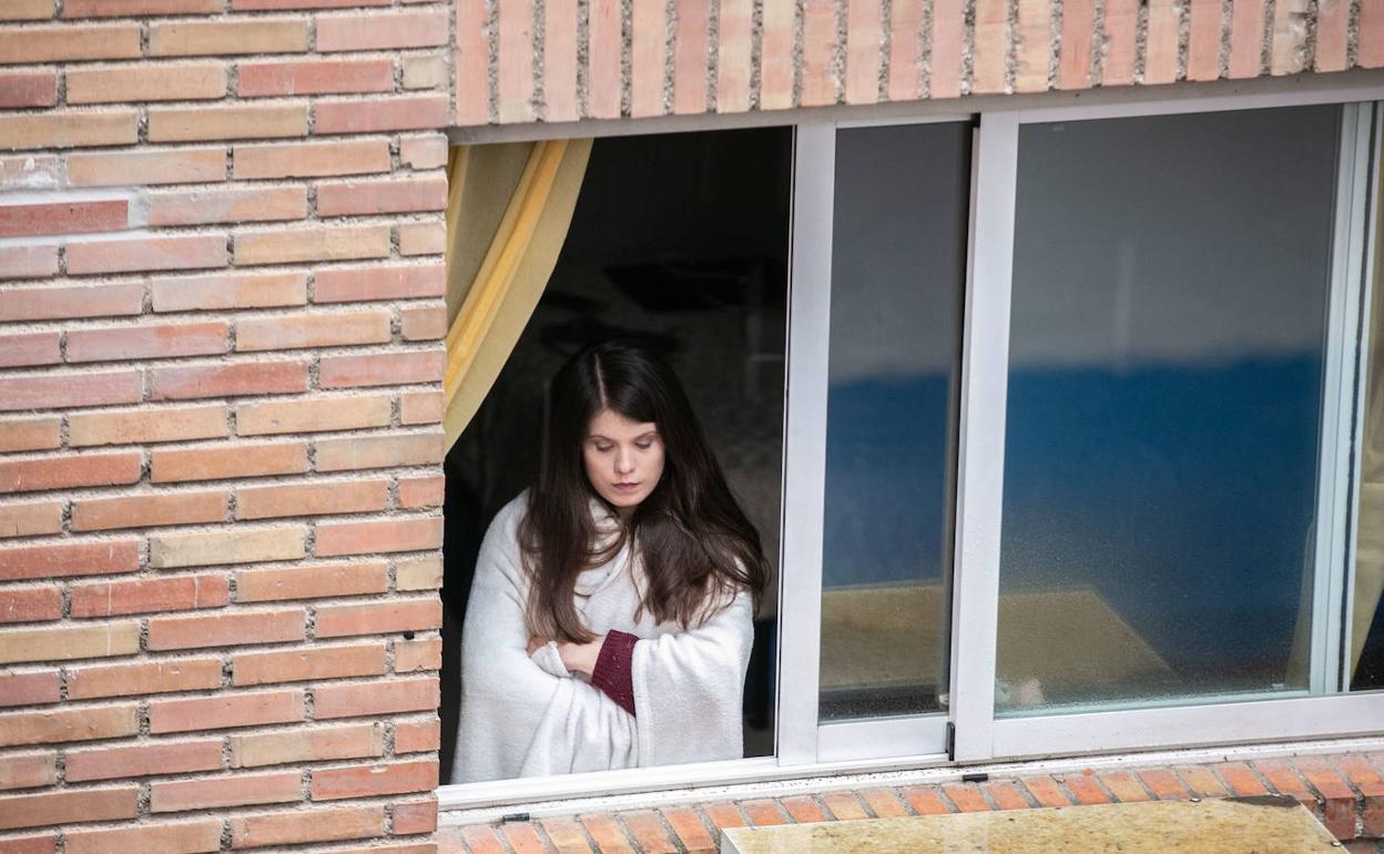 Una mujer en su ventana durante el confinamiento