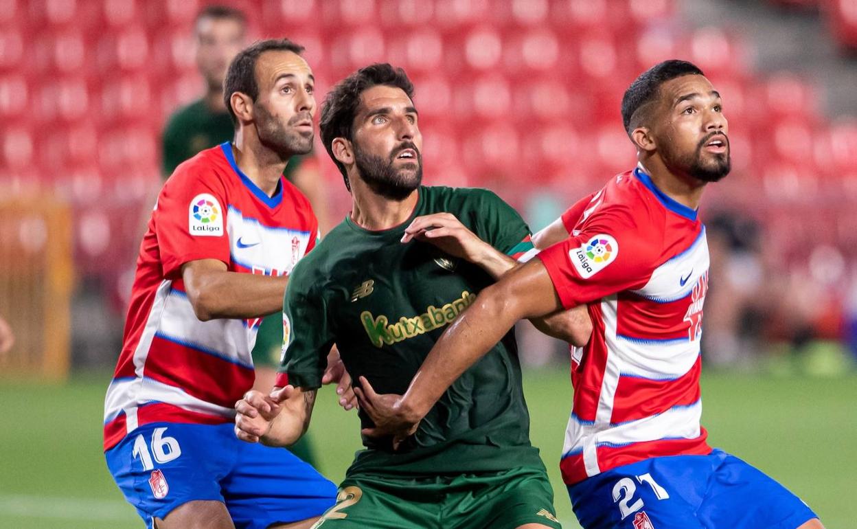Víctor Díaz y Yangel Herrera pugnan con Raúl García. 