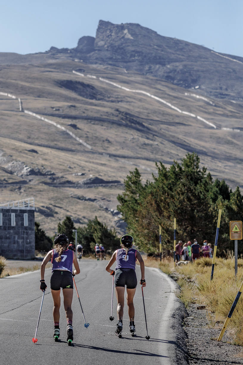 Dos de las participantes afrontan una subida en la Estación
