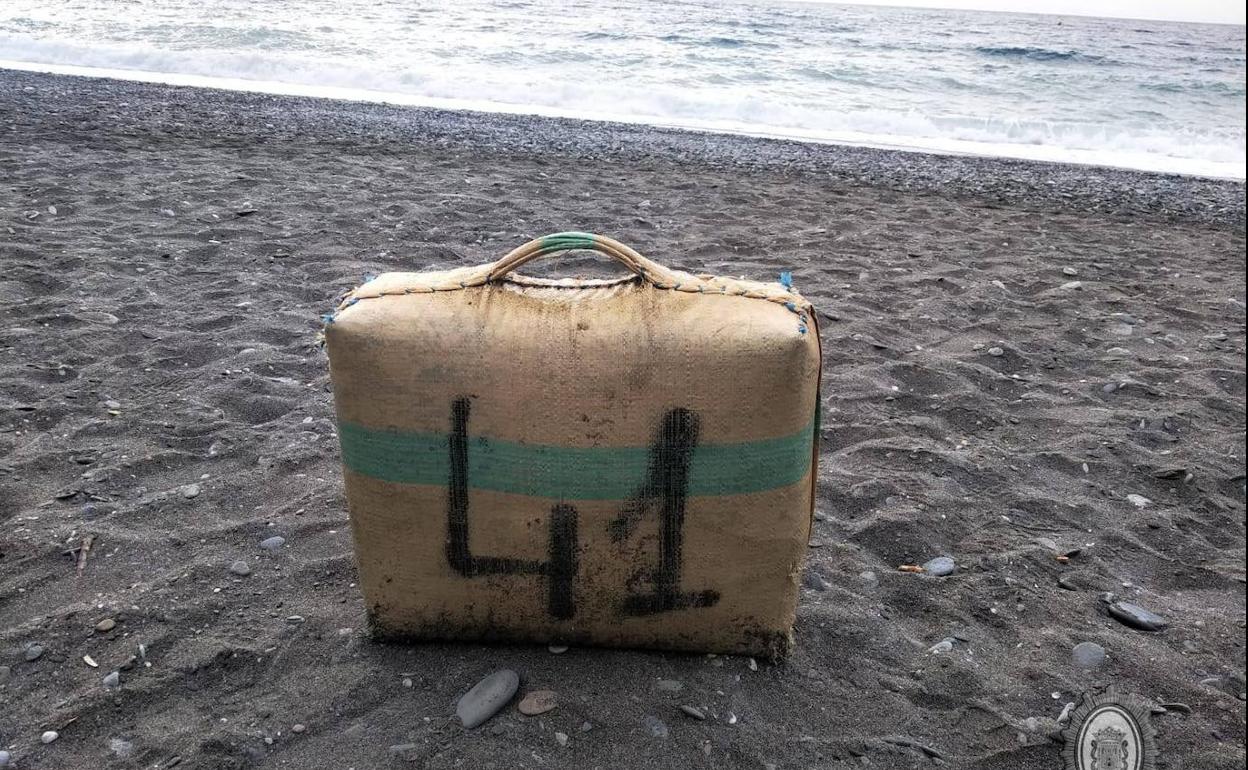 La droga ha sido encontrada en la Playa de Poniente.