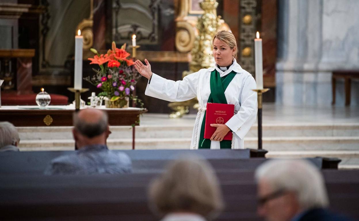 Una sacerdote sueca, durante el oficio.