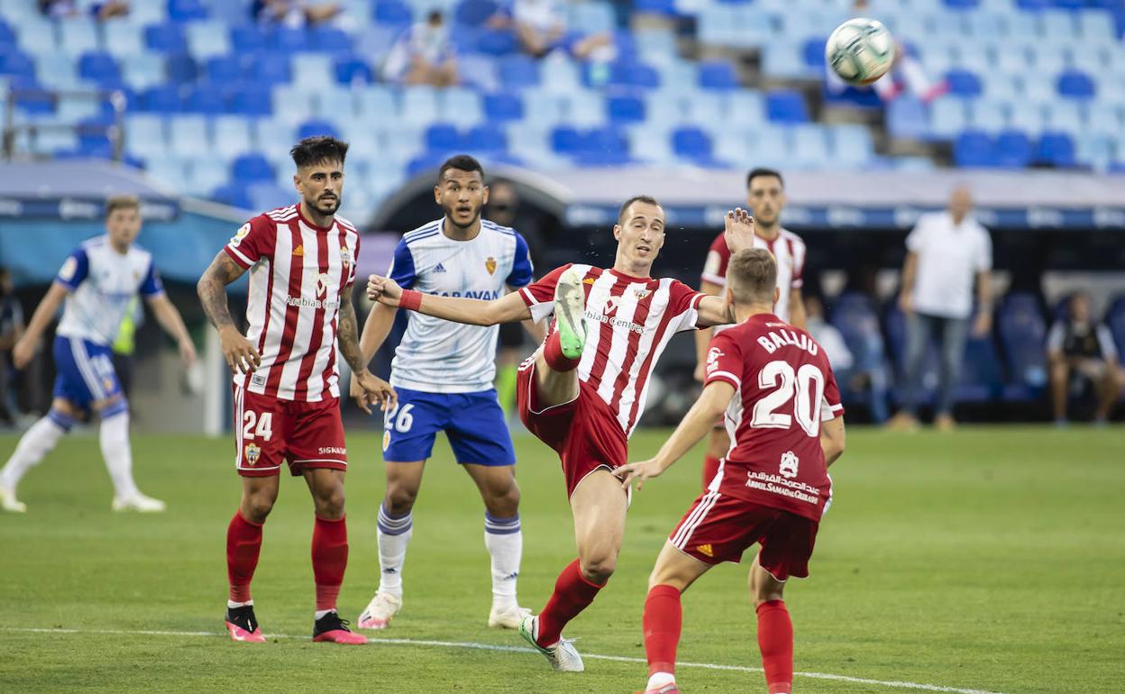 Luis Suárez observa el despeje de un balón de Petrovic en el partido que le enfrentó a la UD Almería en la capital maña. 