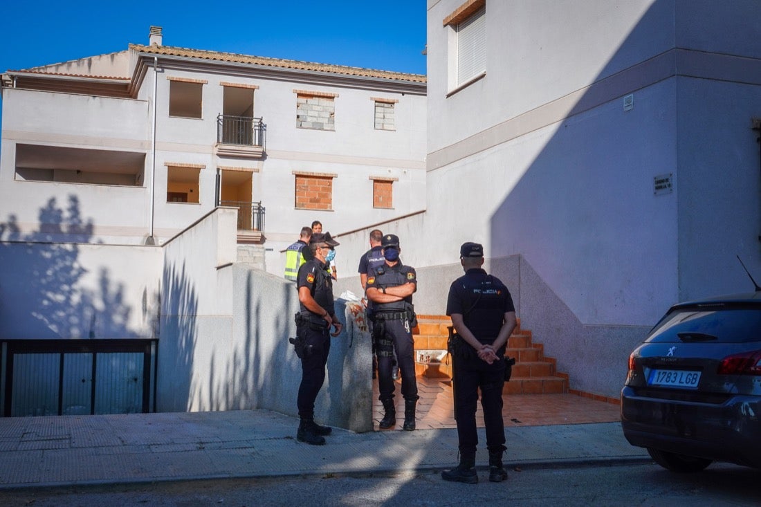 Más de veinte agentes han realizado varios registros en la zona