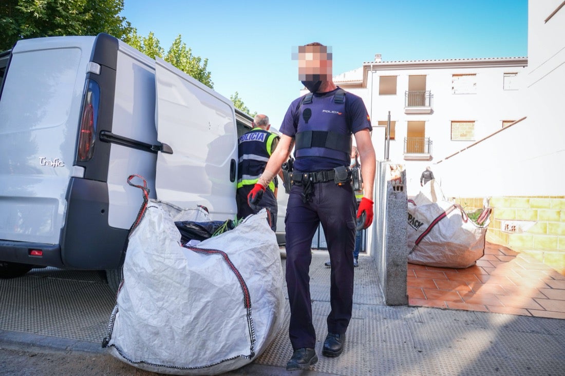 Más de veinte agentes han realizado varios registros en la zona