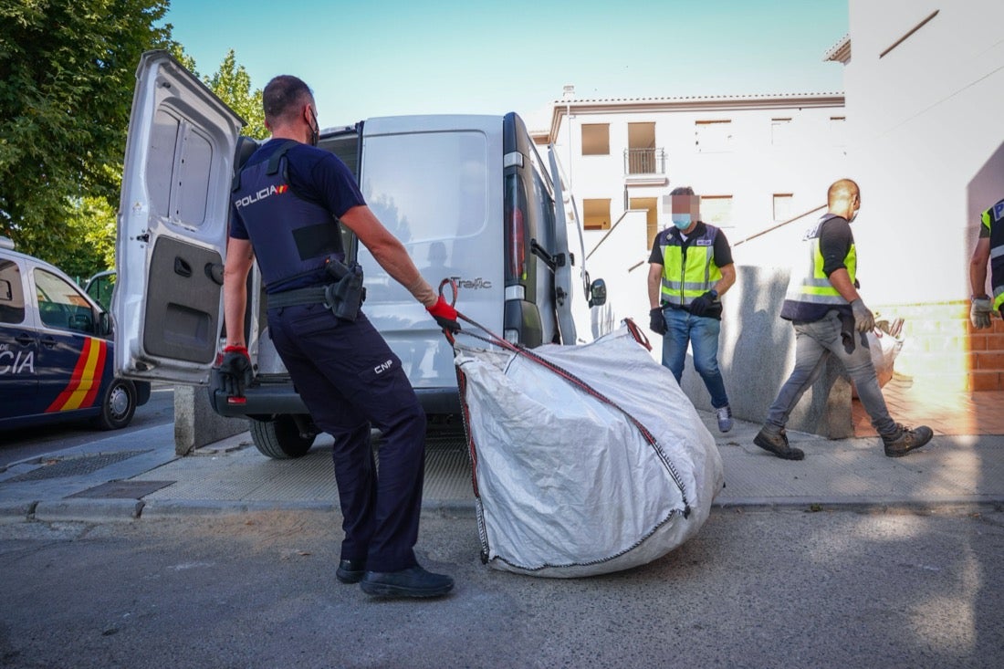 Más de veinte agentes han realizado varios registros en la zona