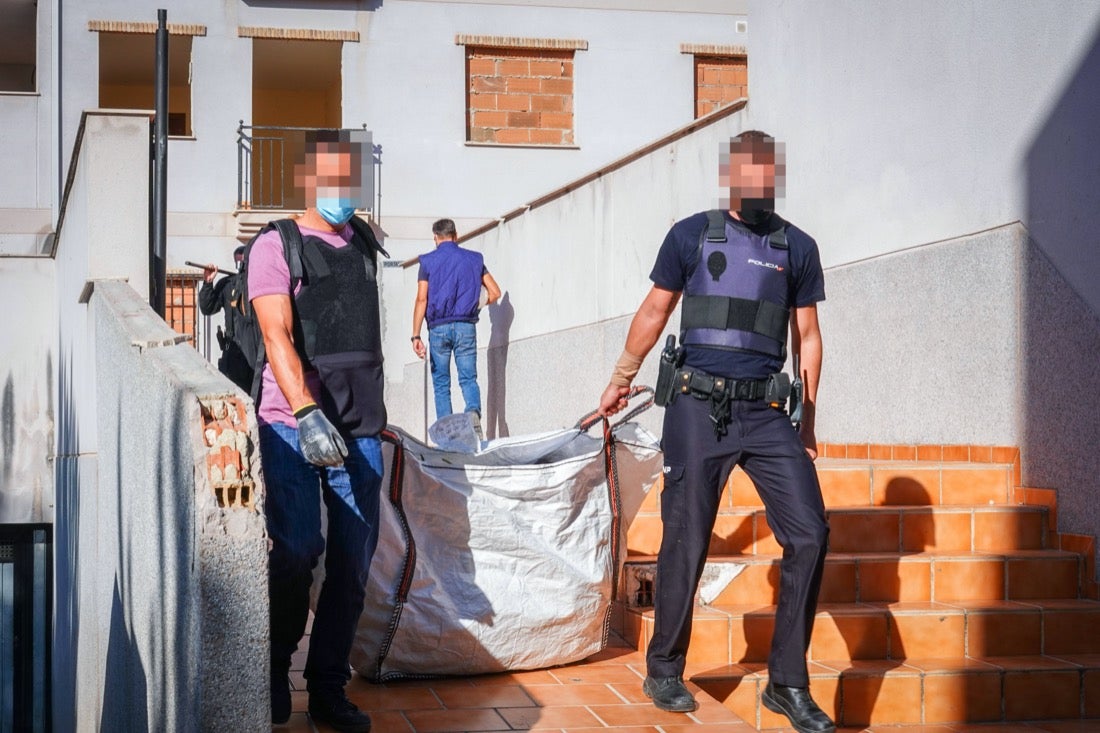 Más de veinte agentes han realizado varios registros en la zona