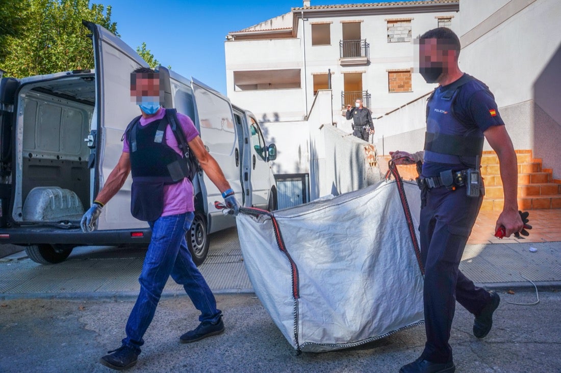 Más de veinte agentes han realizado varios registros en la zona