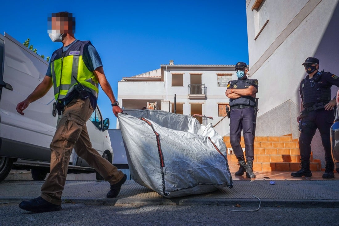 Más de veinte agentes han realizado varios registros en la zona