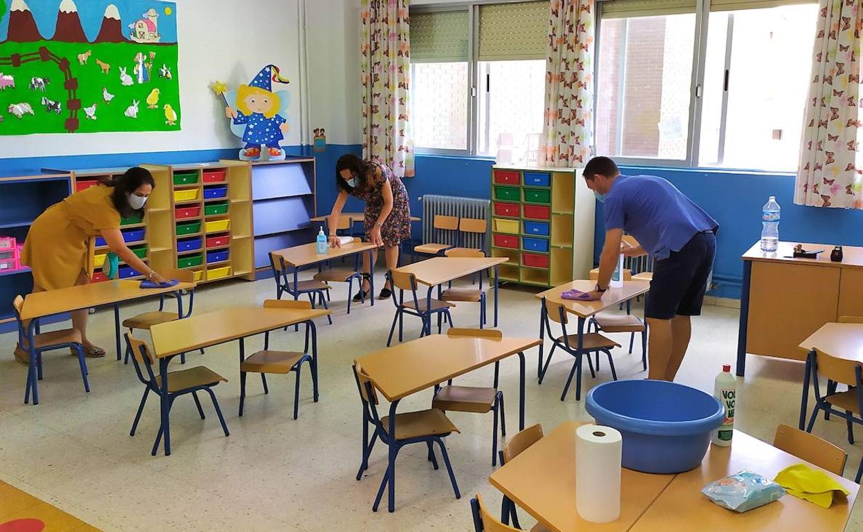 Últimos retoques en un aula del colegio El Castillo, en Bailén. 