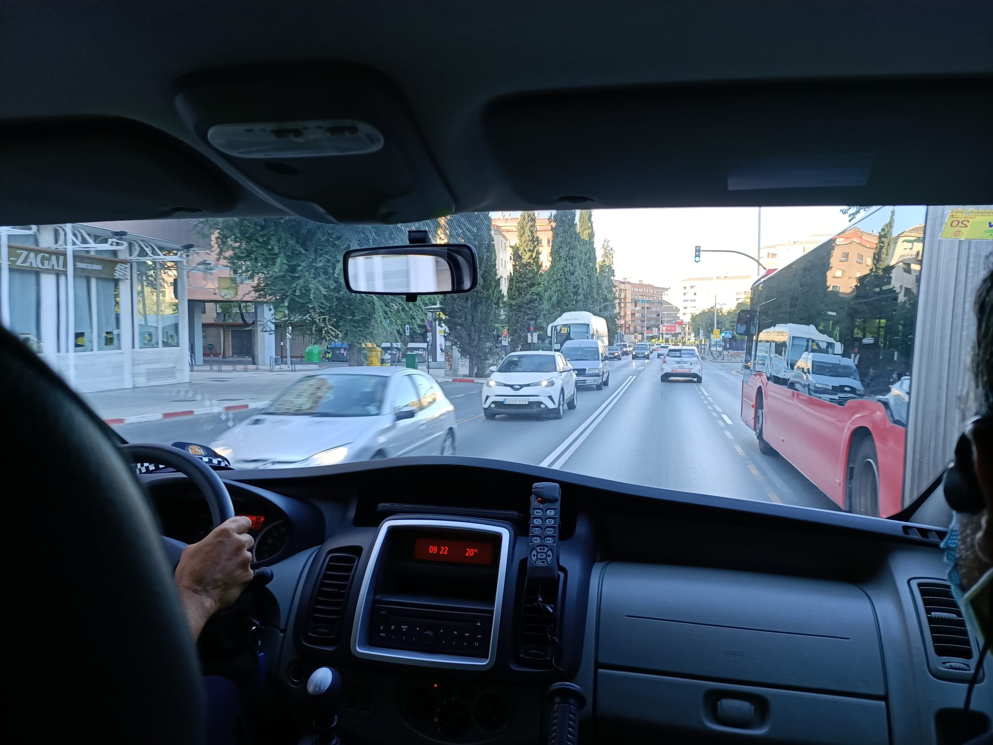 El tráfico en Granada en la mañana de la vuelta a las aulas