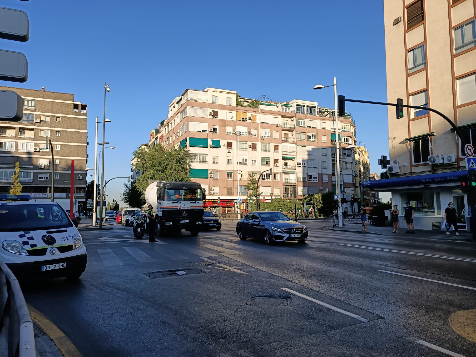 El tráfico en Granada en la mañana de la vuelta a las aulas