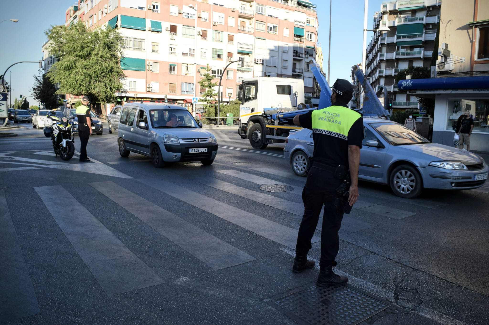 El tráfico en Granada en la mañana de la vuelta a las aulas