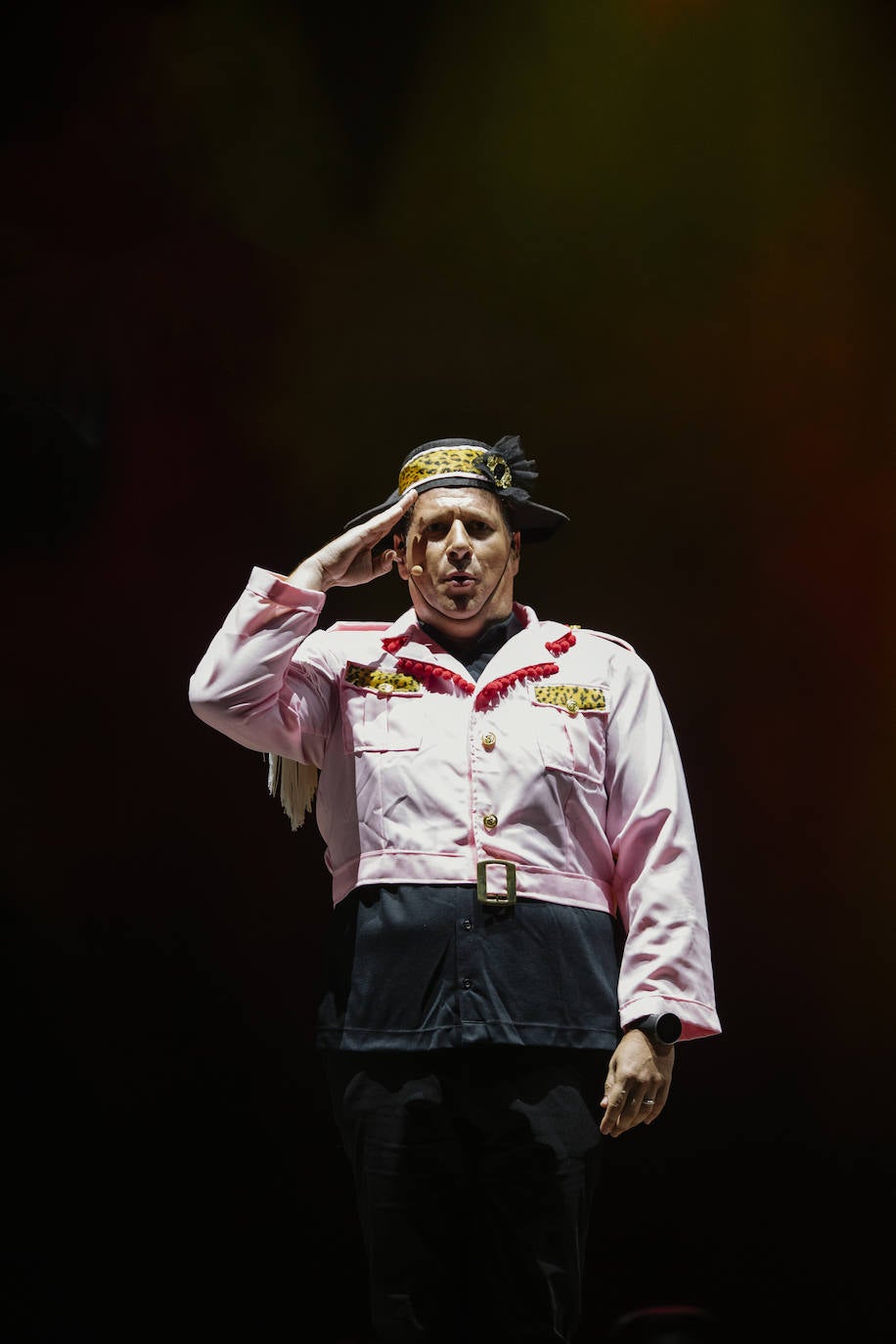 Imagen secundaria 2 - Personajes que pasan por el escenario en el nuevo show de Latre.