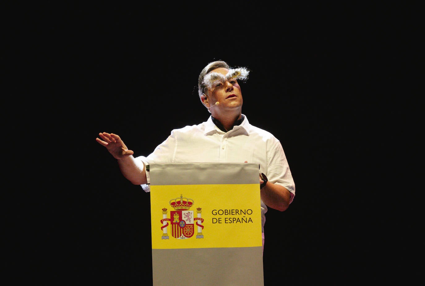 Imagen principal - Personajes que pasan por el escenario en el nuevo show de Latre.