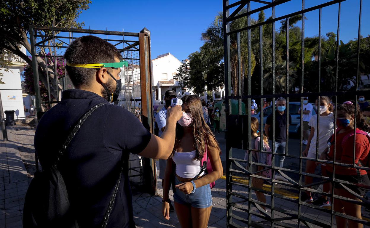 Toma de temperatura a los escolares en los centros educativos de Motril.