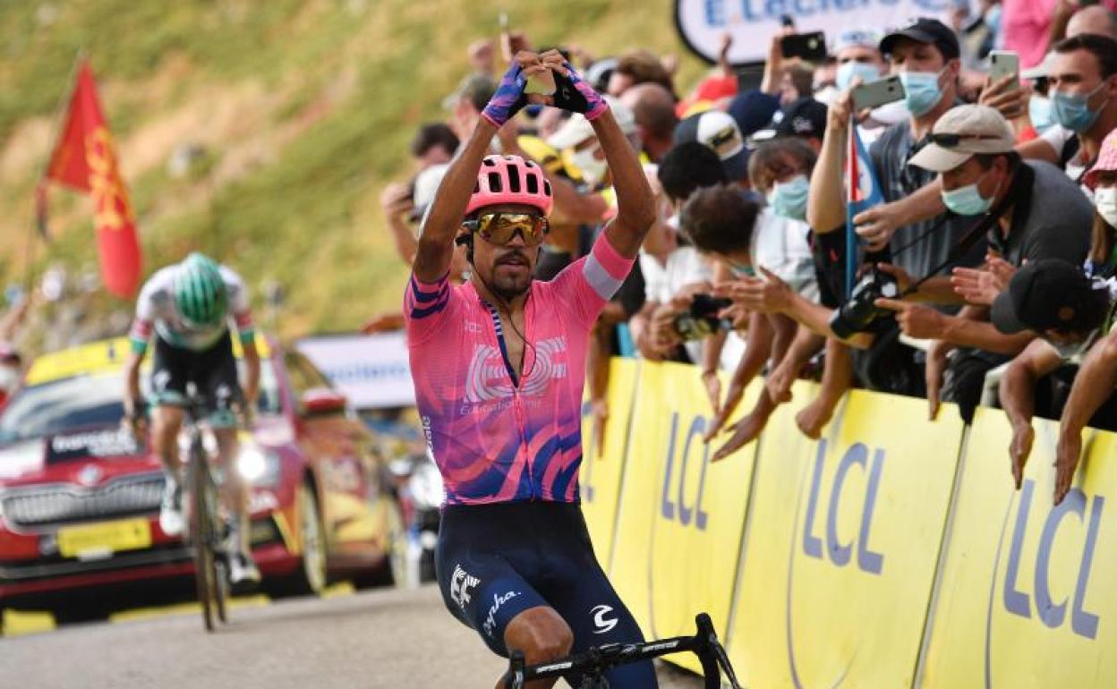 Daniel Felipe Martínez celebra su victoria en la 13ª etapa del Tour. 