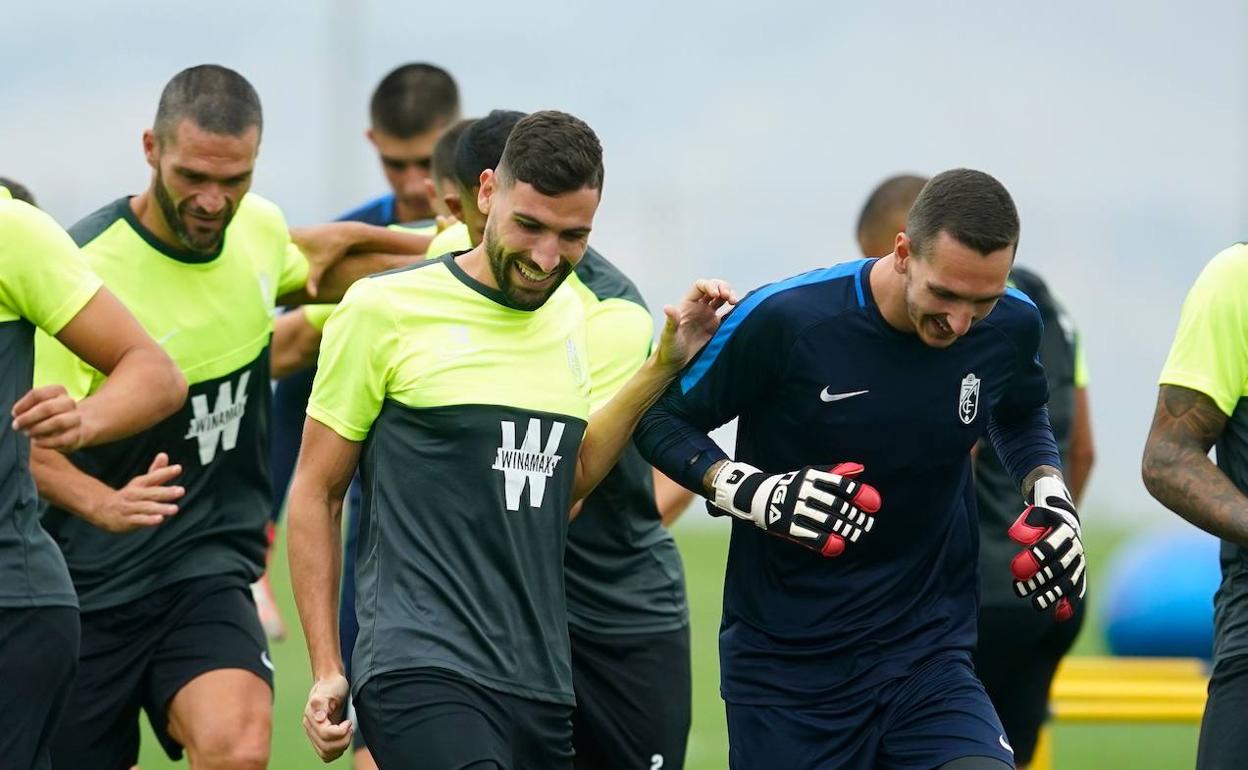 Antonio Puertas y Andorinha encabezan un grupo de trabajo durante un entrenamiento del equipo esta semana. 