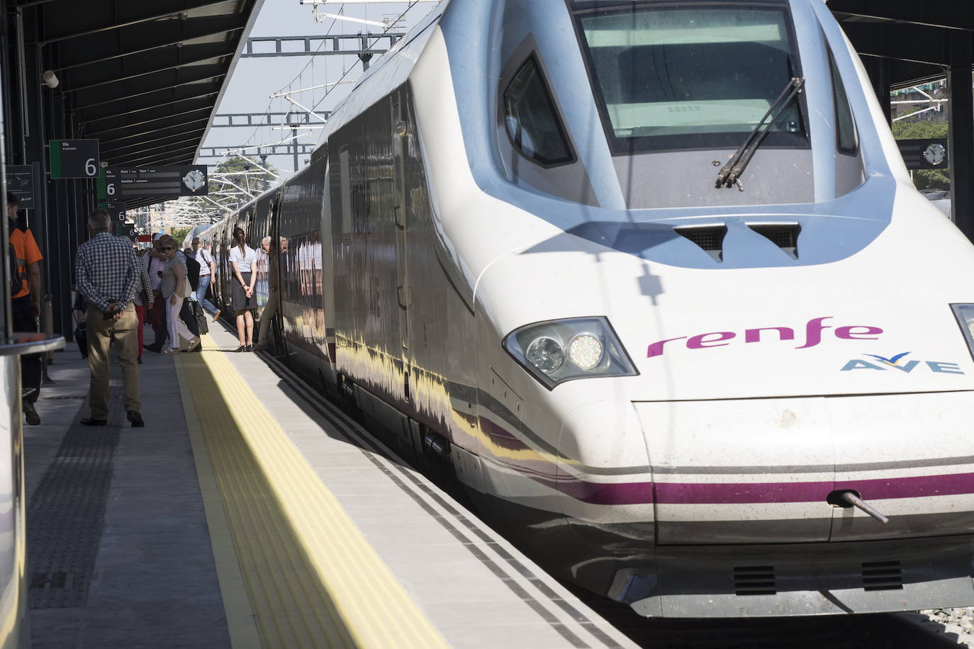 Uno de los trenes de alta velocidad en la estación de Granada. 