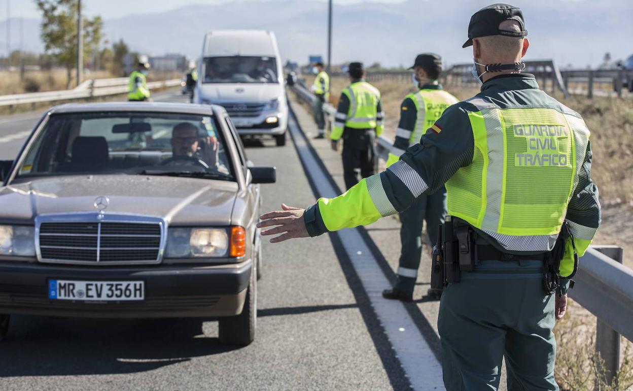 Agentes de la Guardia Civil en un control. 