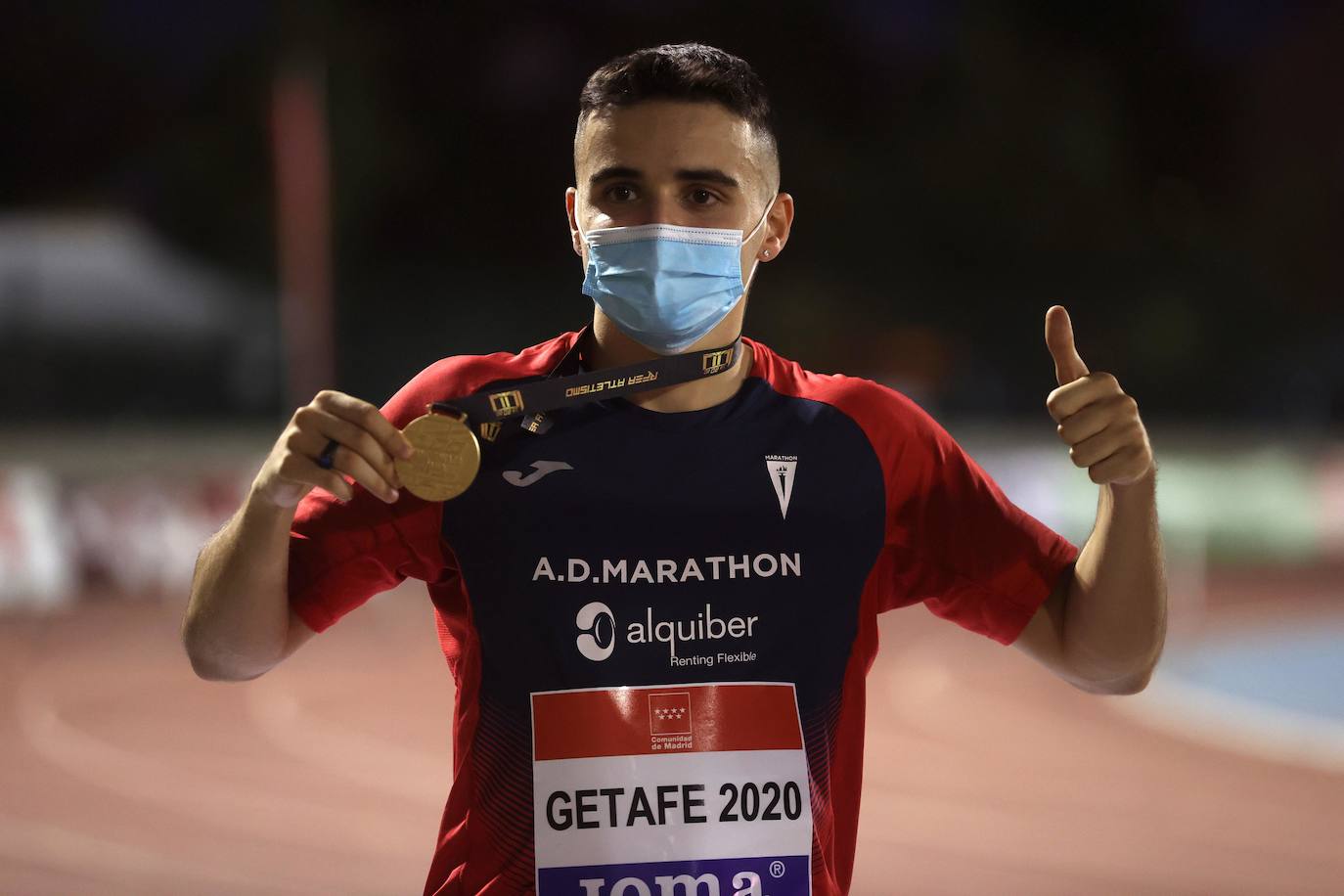 Pablo Montalvo, con su medalla de oro y ya protegido por una mascarilla. 