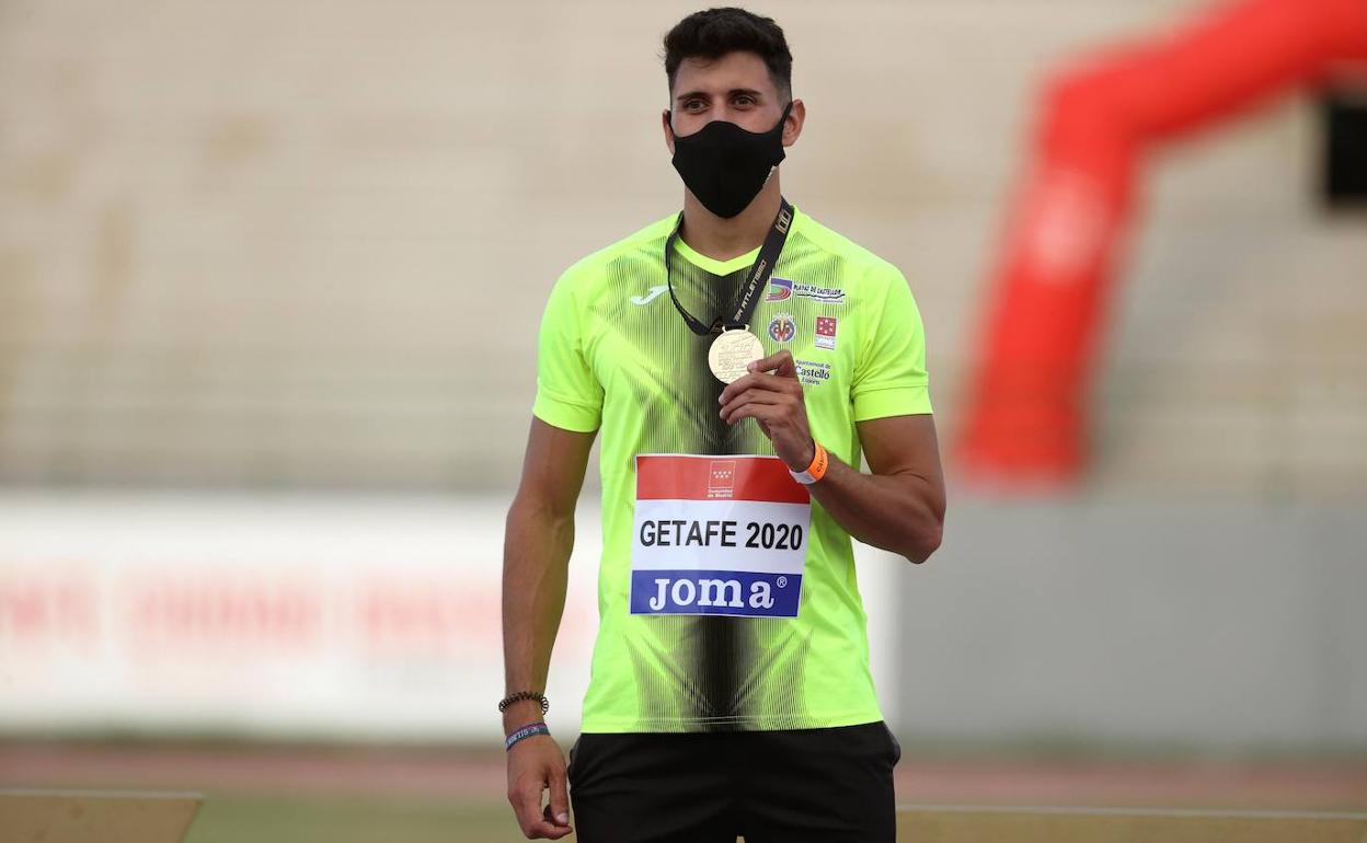 Dani Rodríguez presume de su medalla, protegido por una mascarilla en el podio. 