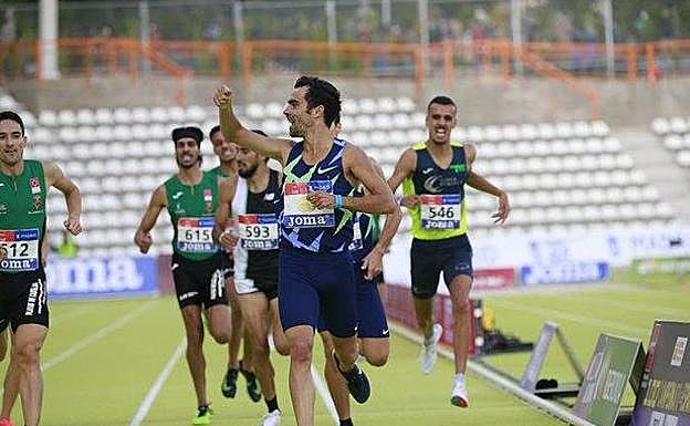 Ignacio Fontes, tras Kevin López en la final de 1.500 metros. 