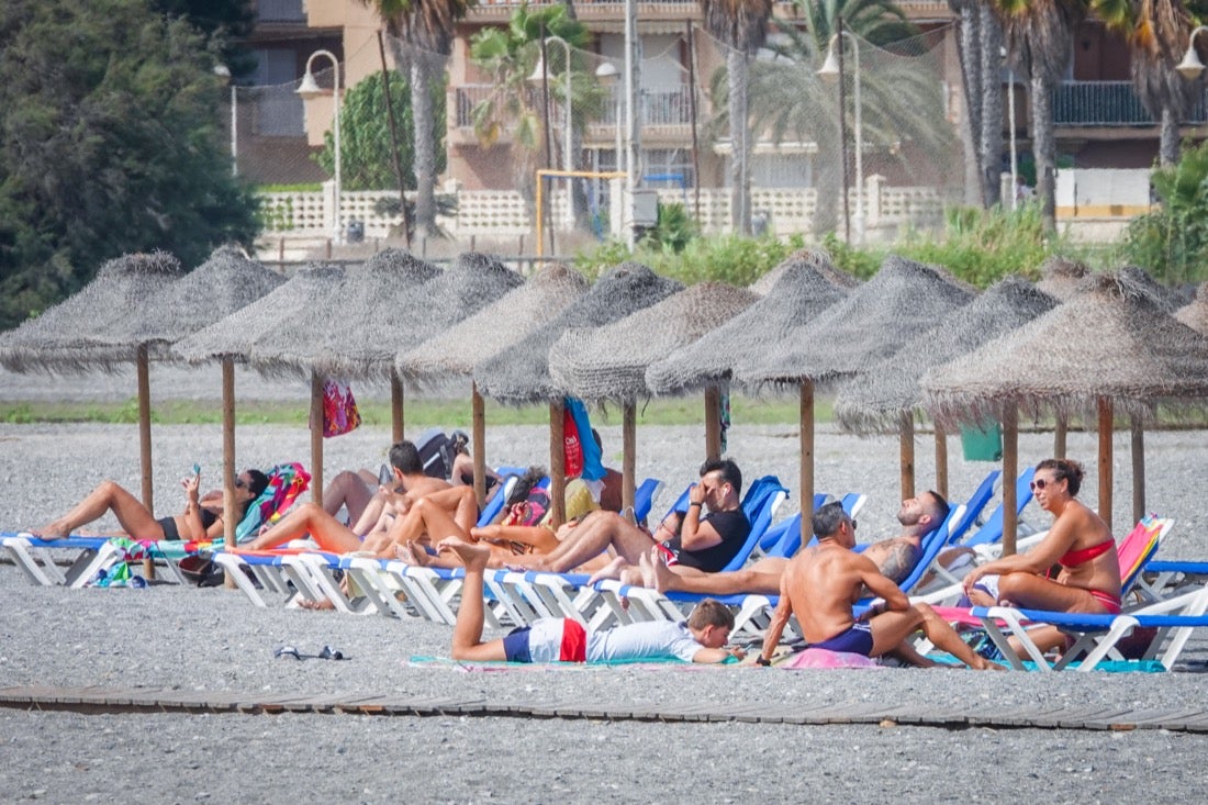 Buen ambiente en las playas granadinas este domingo