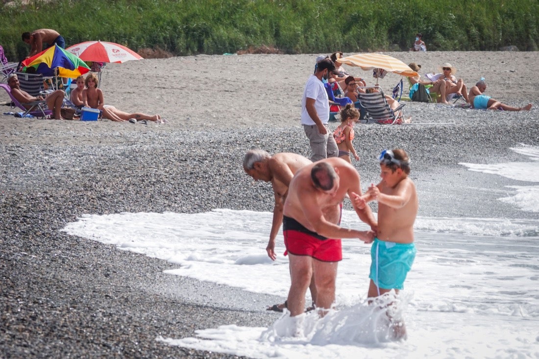 Buen ambiente en las playas granadinas este domingo