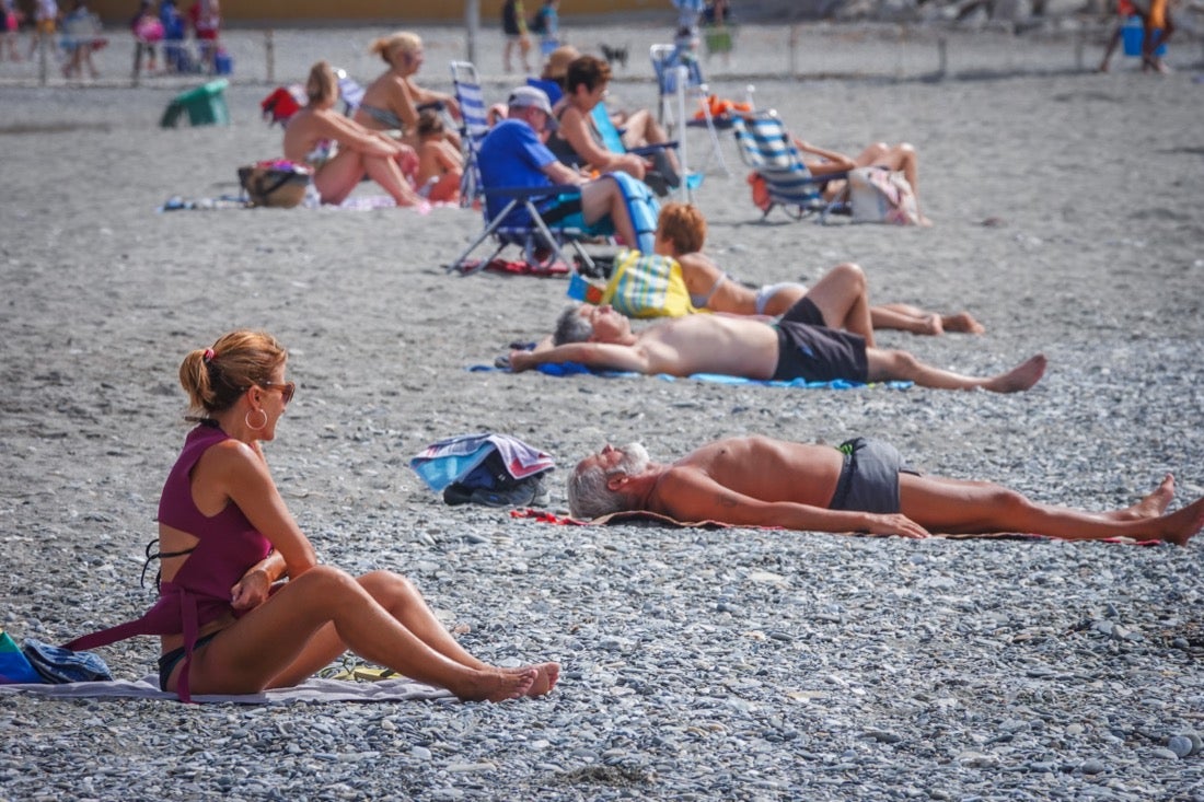 Buen ambiente en las playas granadinas este domingo