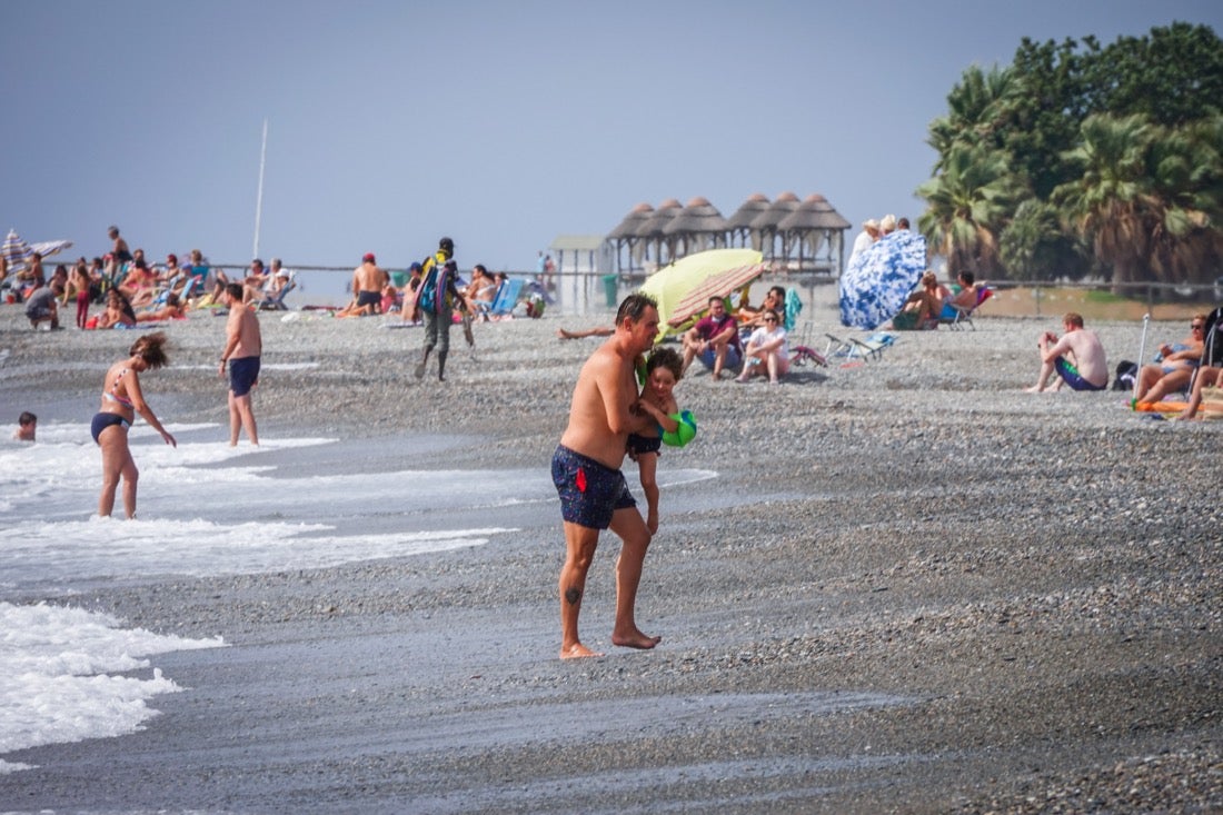 Buen ambiente en las playas granadinas este domingo