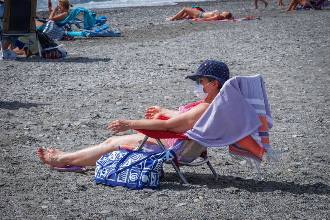 Buen ambiente en las playas granadinas este domingo