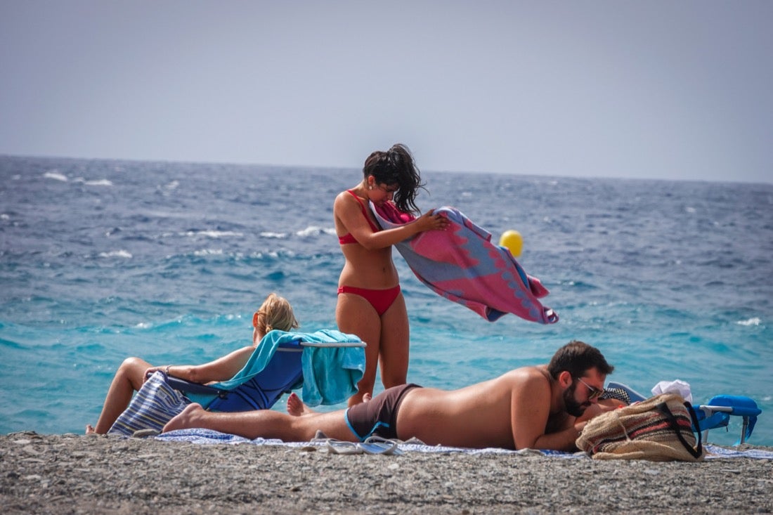 Buen ambiente en las playas granadinas este domingo