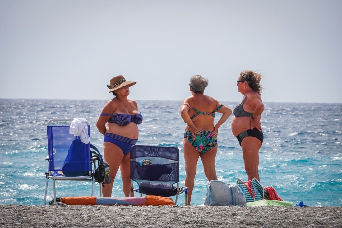 Buen ambiente en las playas granadinas este domingo