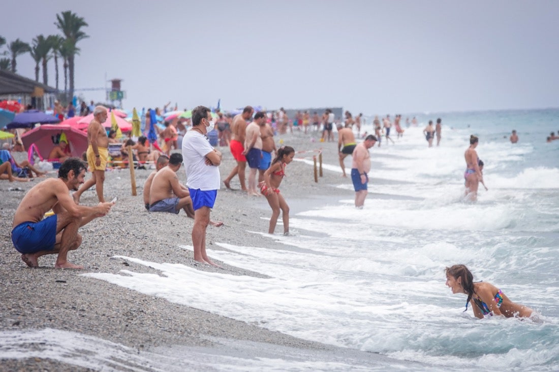 Buen ambiente en las playas granadinas este domingo