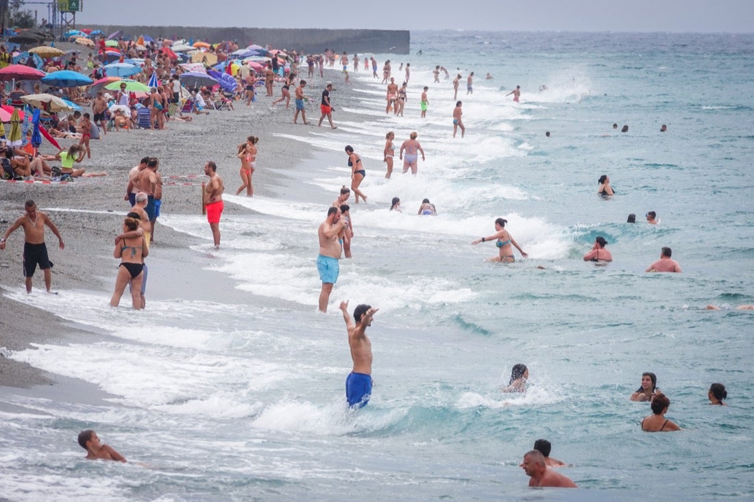 Buen ambiente en las playas granadinas este domingo