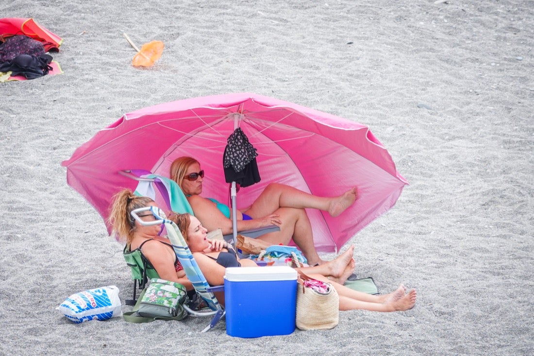 Buen ambiente en las playas granadinas este domingo