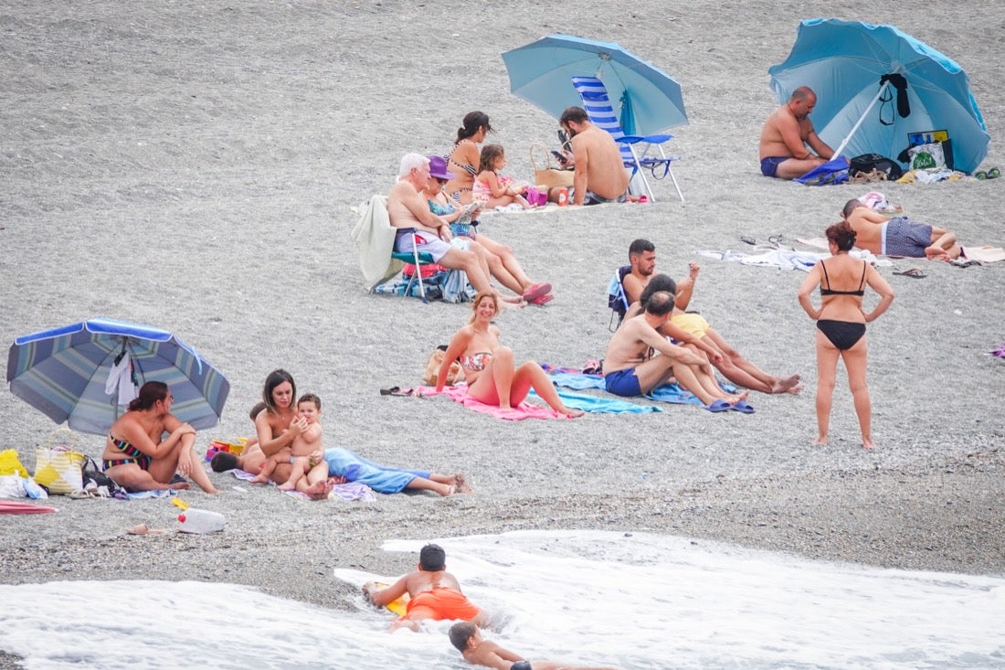 Buen ambiente en las playas granadinas este domingo