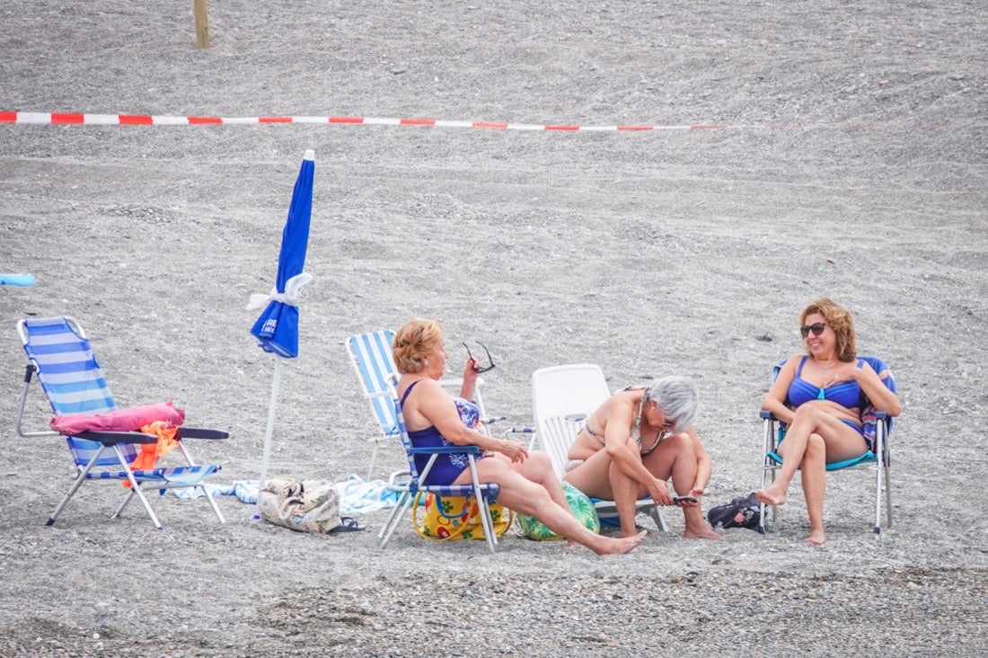 Buen ambiente en las playas granadinas este domingo