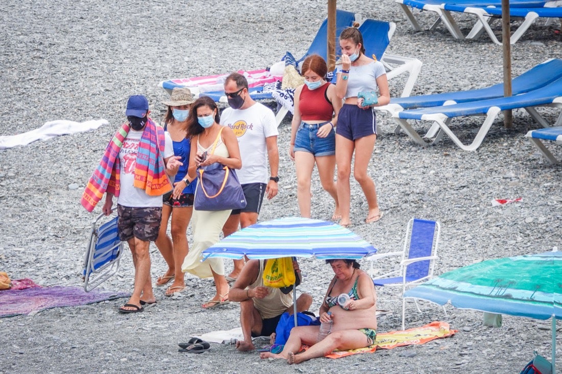Buen ambiente en las playas granadinas este domingo