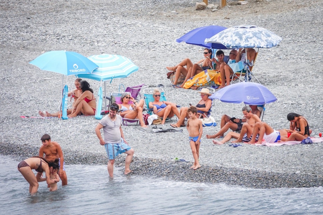 Buen ambiente en las playas granadinas este domingo