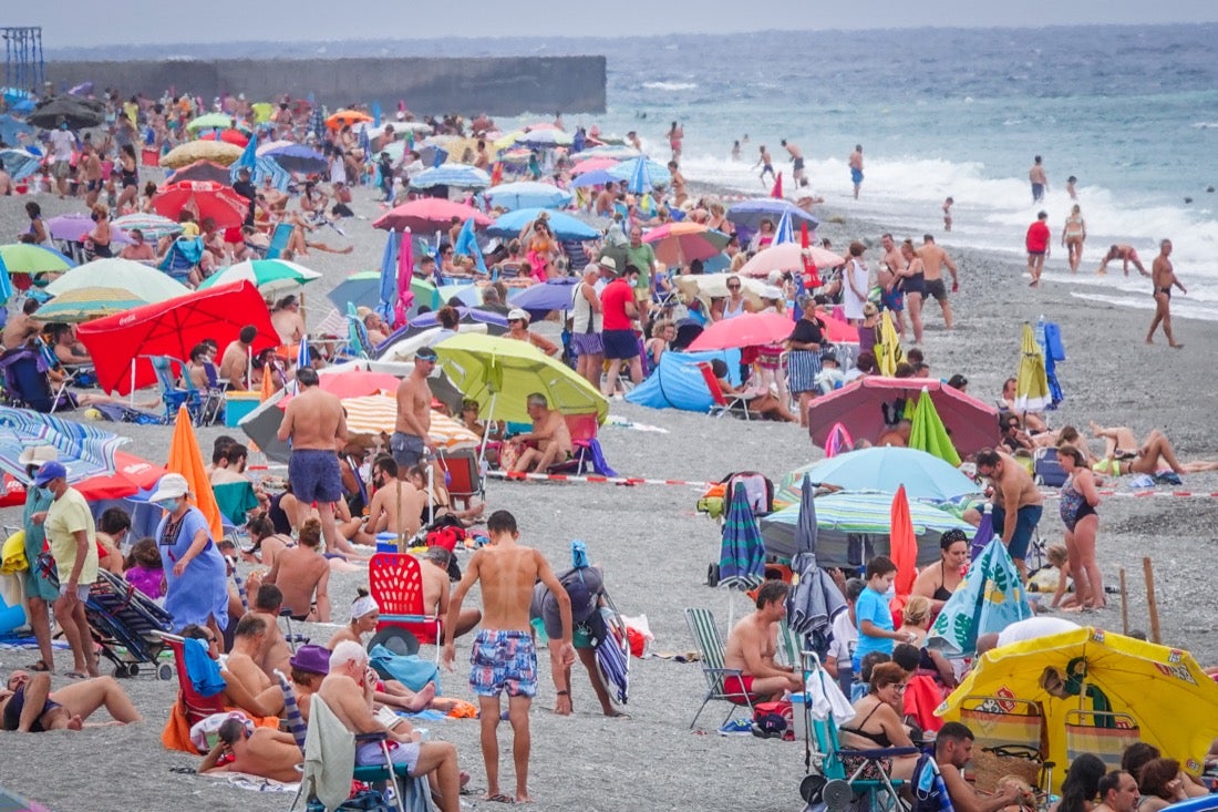 Buen ambiente en las playas granadinas este domingo