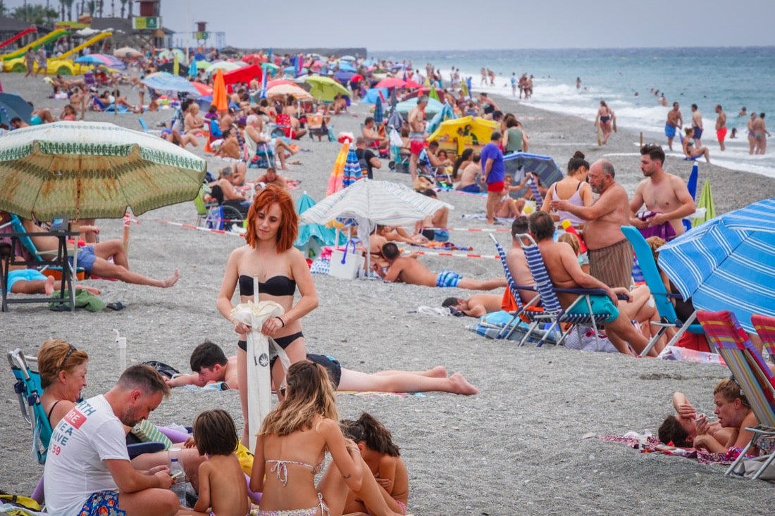 Buen ambiente en las playas granadinas este domingo
